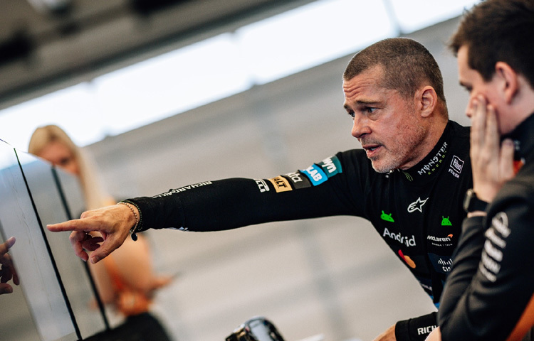 এই সিনেমার আরেকটি আকর্ষণ হলো প্রযুক্তির ব্যবহার। রেসিং কারের ভিতরে ও বাইরের দৃষ্টিভঙ্গি ধারণের জন্য বিশেষ ক্যামেরা ব্যবহৃত হয়েছে। সিনেমাটির নির্মাণে ব্যবহার করা হয়েছে আইম্যাক্স ও ৪ডিএক্স প্রযুক্তি, যা দর্শকদের চোখে বাস্তব গতির অনুভূতি এনে দেয়। এ ছাড়াও, সিনেমার সাউন্ড ডিজাইন এবং ব্যাকগ্রাউন্ড স্কোর দর্শককে মুগ্ধ করে পুরো সময়জুড়ে।