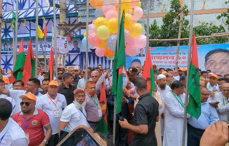 সম্মেলন স্থলের আশপাশে নিরাপত্তা ব্যবস্থা জোরদার করা হয়েছে। আইনশৃঙ্খলা রক্ষাকারী বাহিনীর সদস্যরা প্রবেশপথে সন্দেহভাজনদের তল্লাশি চালাচ্ছেন, পাশাপাশি মাঠ ও আশপাশের এলাকায় কড়া নজরদারি করছেন।