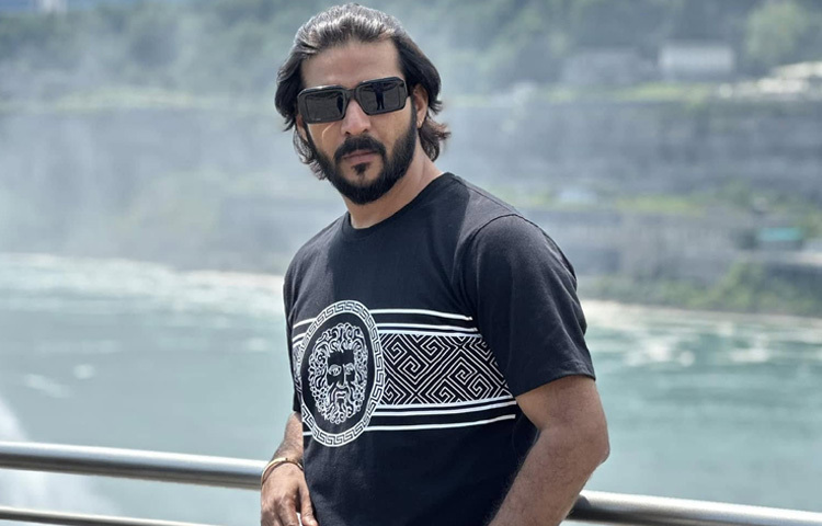 তিনি কখনোই অহেতুক বিতর্কে জড়ান না, কিংবা সংবাদ শিরোনাম হতে ব্যস্ত থাকেন না। বরং তিনি চান তার চরিত্রগুলোই দর্শকের মনে দাগ কাটুক।