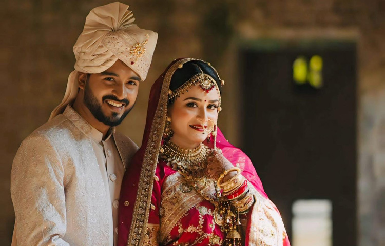 ব্যক্তিজীবনেও নাদিয়া বরাবরই পরিমিত। সোশ্যাল মিডিয়ায় তিনি খুব বেশি সরব না হলেও মাঝে মাঝে ভক্তদের সঙ্গে ভাগ করে নেন কিছু বিশেষ মুহূর্ত। পরিবার, বন্ধুবান্ধব আর কাজ-এই তিনের মাঝে তিনি খুঁজে পান জীবনের স্বার্থকতা।