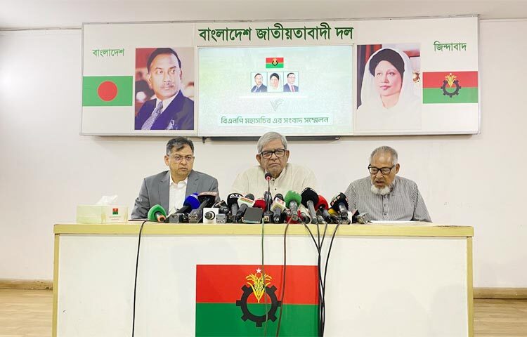 বিএনপির মহাসচিব মির্জা ফখরুল ইসলাম আলমগীর বলেছেন, নির্বাচনে যারা বিলম্ব করতে চায়, তারা নিশ্চয়ই গণতন্ত্রের পক্ষের শক্তি নয়, জুলাই-আগস্টের বিপ্লবের পক্ষের শক্তি নয়। আজ গুলশানে বিএনপির কার্যালয়ে এক সংবাদ সম্মেলনে সাংবাদিকদের প্রশ্নের জবাবে তিনি এ কথা বলেন। ছবি: সংগৃহীত