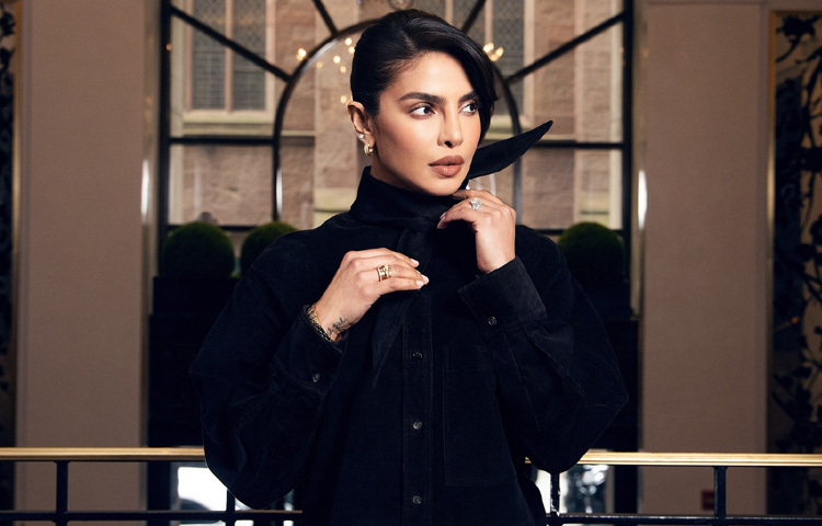 কখনো ক্লাসিক শাড়িতে, কখনো ঝলমলে গাউন, কখনো ক্যাজুয়াল জিনস–টি-শার্টে তিনি অনায়াসে জাঁকজমক আর স্বাচ্ছন্দ্যের মিশেল ঘটান।