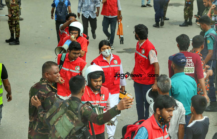 বাংলাদেশ বিমানবাহিনীর প্রশিক্ষণ বিমান বিধ্বস্ত হয়েছে। আহতদের চিকিৎসার জন্য হাসপাতালে নেওয়ার জন্য কাজ করছেন উদ্ধারকর্মীরা। আজ দুপুর ১টা ৬ মিনিটে বাংলাদেশ বিমানবাহিনীর এফ-৭ বিজিআই প্রশিক্ষণ বিমানটি উড্ডয়ন করে। এরপরই সেটি বিধ্বস্ত হয়। বিমানটি উত্তরার মাইলস্টোন স্কুল অ্যান্ড কলেজের হায়দার হল নামের একটি ভবনের ক্যানটিনের ছাদে গিয়ে আছড়ে পড়ে। ছবি: মাহবুব আলম