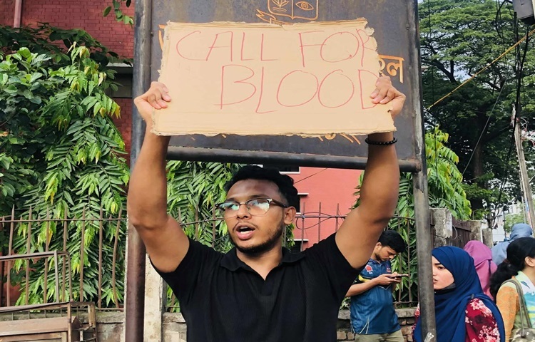 তিনি বলেন, ‘আপনার ভাই বা আপনার সন্তান কারও না কারও জীবন যদি বাঁচাতে পারেন তাহলে সেটিই হবে আপনার জীবনের সার্থকতা। যেসব গ্রুপের রক্ত রেয়ার যেমন ‘এবি’ নেগেটিভ, ‘ও’ নেগেটিভ, ‘এবি’ পজিটিভ- এসব গ্রুপের রক্ত হাসপাতালের ইমার্জেন্সিতে (জরুরি বিভাগ) দিয়ে আসুন।’