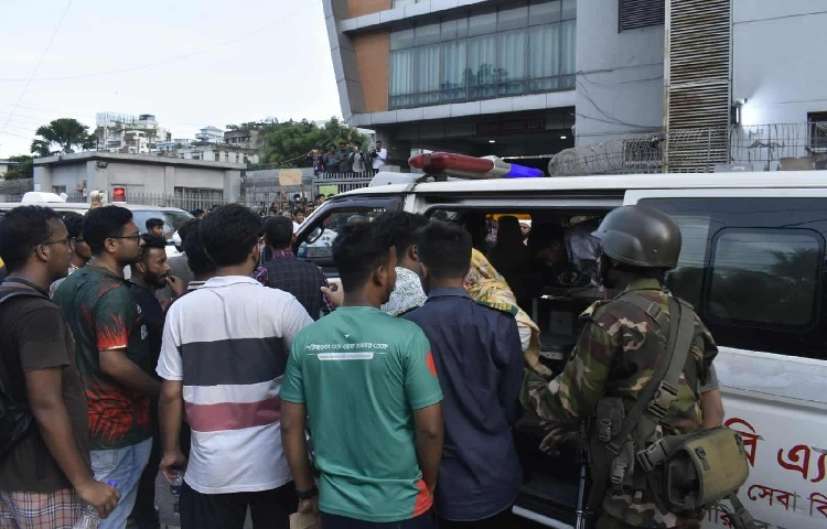 অ্যাম্বুলেন্স আসার সঙ্গে সঙ্গে বাজছে বাঁশি, ছুটে আসছেন আনসার-পুলিশ সদস্যরা। একদিকে দগ্ধদের জরুরি চিকিৎসা, অন্যদিকে বিশৃঙ্খলা এড়াতে চলছে নিরব লড়াই।