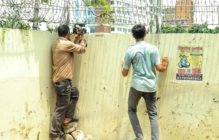 আজ মাইলস্টোন স্কুল অ্যান্ড কলেজ তার সেই চিরচেনা রূপ হারিয়ে যেন রূপ নিয়েছে এক নিষিদ্ধ দুর্গে, যেখানে প্রবেশ নয় কেবল দূর থেকে তাকিয়ে থাকাই নিয়ম।