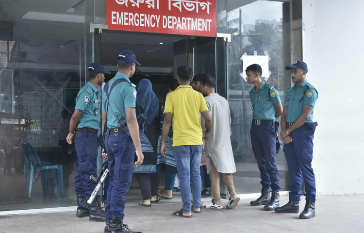 তিনি বলেন, জাতীয় বার্ন ও প্লাস্টিক সার্জারি ইনস্টিটিউটে এখন ৩৬ জন চিকিৎসাধীন। এর মধ্যে নিবিড় পরিচর্যা কেন্দ্রে (আইসিইউ) রয়েছে চারজন, হাই ডিফেনডেন্সি ইউনিটে (এমএইচডিইউ) চারজন, ফিমেল হাই ডিপেন্ডেন্সি ইউনিটে (এইস ডিইউ) ছয়জন, পিওডাব্লিউ (পুরুষ ওয়ার্ড) এ আটজন এবং কেবিনে ১৪ জন চিকিৎসাধীন।