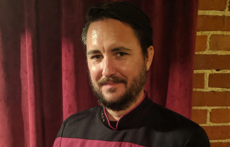 উইল হুইটন একজন লেখক হিসেবেও সুপরিচিত। তিনি আত্মজীবনীমূলক গ্রন্থ ও বিজ্ঞান কল্পনা বিষয়ক প্রবন্ধ লিখেছেন, যা তার ভক্তদের কাছে অত্যন্ত প্রিয়। তার লেখায় প্রগাঢ় মনোযোগ, জীবনদর্শন ও গীক সংস্কৃতির প্রতি ভালোবাসা ফুটে ওঠে।