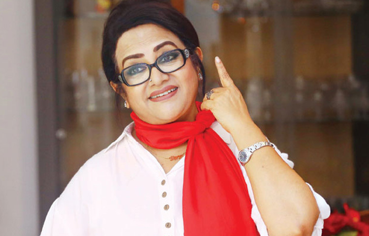 বিশেষ করে সত্যজিৎ রায়ের অশনি সংকেত-এ তার অসাধারণ অভিনয় বাংলা সিনেমাকে পৌঁছে দেয় বিশ্ব দরবারে। এমনকি এই ছবিটি জাতীয় চলচ্চিত্র পুরস্কার ছাড়াও আন্তর্জাতিক পুরস্কার লাভ করে।