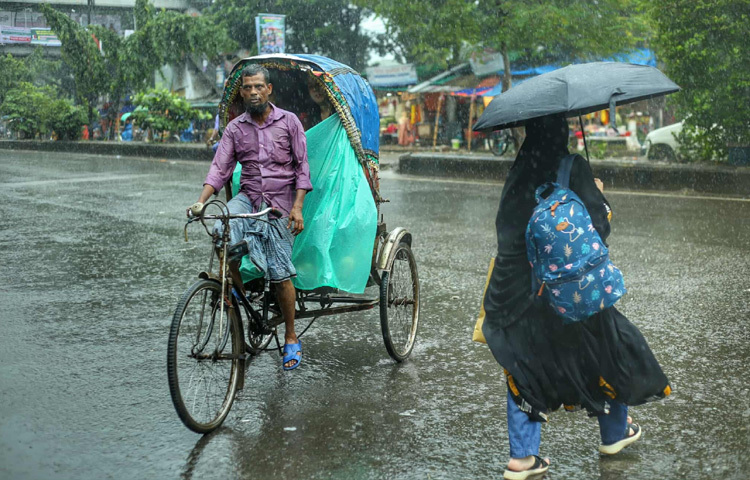 রিকশাচালক টান দিয়ে প্লাস্টিকের ছাউনিটা নামান, কিন্তু তার নিচেও ভিজে যায় পেছনের যাত্রী।