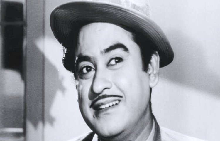 ‘আন্দোলন’, ‘নোকরি’, ‘চলতি কা নাম গাড়ি’র মতো ছবিতে অভিনয়ের মধ্য দিয়ে তিনি সিনেমার দুনিয়ায় নিজেকে প্রতিষ্ঠা করেন। তবে শ্রোতাদের মন জয়ের যাত্রাটা শুরু হয় এস. ডি. বর্মণের সুরে প্রথম গান করার পর থেকেই। এরপর আর. ডি. বর্মণ, বাপ্পী লাহিড়ী ও লক্ষ্মীকান্ত পেয়ারেলালের মতো সুরকারদের সঙ্গে তার যুগলবন্দি হয়ে উঠেছিল সময়ের সেরা সৃষ্টিগুলোর অংশ।