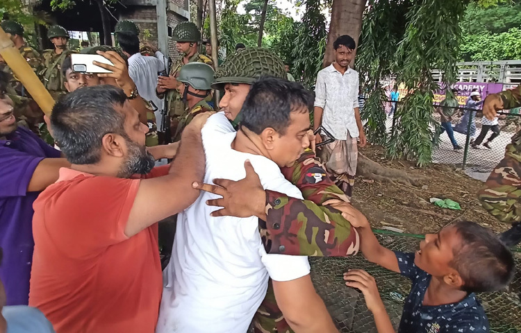 কেউবা সেনাবাহিনীকে জড়িয়ে ধরে কৃতজ্ঞতা জানায়।