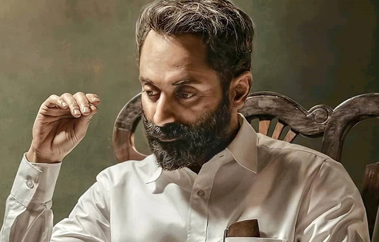 বাণিজ্যিক সিনেমার ঝলমলে জগৎ যেখানে তারকাখ্যাতি আর বাহ্যিক আড়ম্বর নিয়ে মাতামাতি, সেখানে ফাহাদ ফাসিল এক অনন্য ব্যতিক্রম। তিনি স্টার হতে চেয়েছেন ঠিকই, তবে তার শর্ত ছিল সে স্টারডম হতে হবে চরিত্রের।