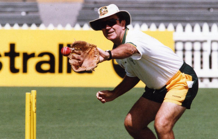 সিম্পসন শুধু ব্যাটিং বা কোচিংয়েই নয়, ফিল্ডিংয়েও ছিলেন পথিকৃৎ। বিশেষত স্লিপ ফিল্ডিংয়ে তার সুনাম ছিল কিংবদন্তির মতো। বলা হয়, আধুনিক ক্রিকেটে ফিল্ডিংয়ের গুরুত্ব যেভাবে বেড়েছে, তার সূচনা হয়েছিল অনেকটা সিম্পসনের হাত ধরেই।