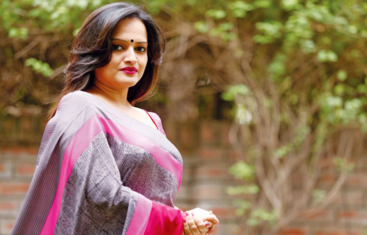 সমসাময়িক অনেক তারকা যখন সামাজিক মাধ্যমে নিজেদের প্রচার করে থাকেন, ঈশিতা তখন থেকেছেন একটু আড়ালে। তার প্রতিভার প্রচার তিনি নিজেই করেননি, বরং তার কাজই কথা বলেছে। তার অভিনীত নাটক, পরিচালিত কাহিনি, এমনকি তার উপস্থিতি-সবই এক ধরনের ‘কালচারাল রিফাইনমেন্ট’।