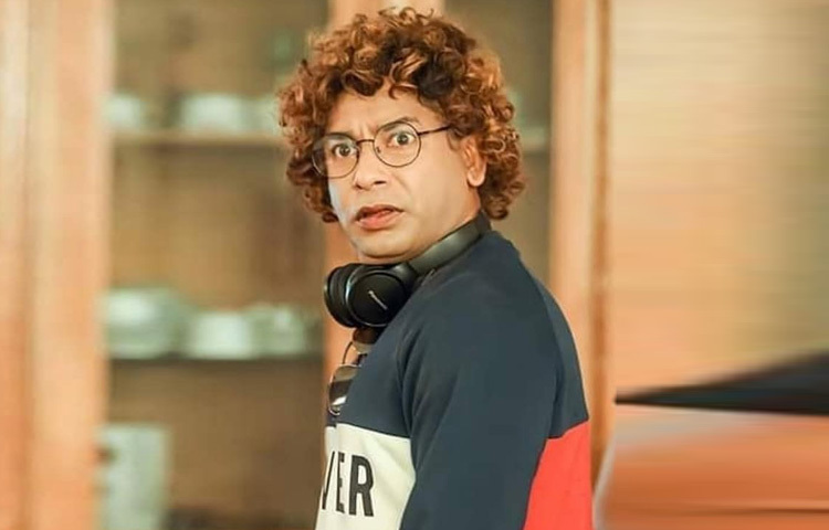 তিনি কখনও ‘জলিল সাহেব’, যে অফিসে ফাইল চাপায় জেরবার, আবার কখনও ‘মামুন ভাই’, যে প্রেমে পড়ে বিভ্রান্ত হয়ে যায়। এমনকি ‘ক্যারেকটার হইতে চাই’ নাটকে তিনি দেখিয়েছেন, কীভাবে একজন মানুষ শিল্পী হতে গিয়ে জীবনের নানা চাপে পিষ্ট হয়।