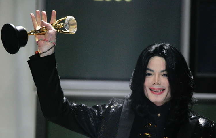 ২০০৯ সালের ২৫ জুন হঠাৎ করেই মাইকেল জ্যাকসনের মৃত্যু সারা বিশ্বে শোকের ছায়া ফেলেছিল। যদিও তিনি চলে গেছেন, তার সুর আর নাচ আজও কোটি কোটি মানুষের হৃদয়ে বেঁচে আছে। তিনি শুধুমাত্র একজন গায়ক বা নৃত্যশিল্পী নন, বরং বিশ্বসংস্কৃতির এক অবিচ্ছেদ্য অংশ হয়ে রয়েছেন।