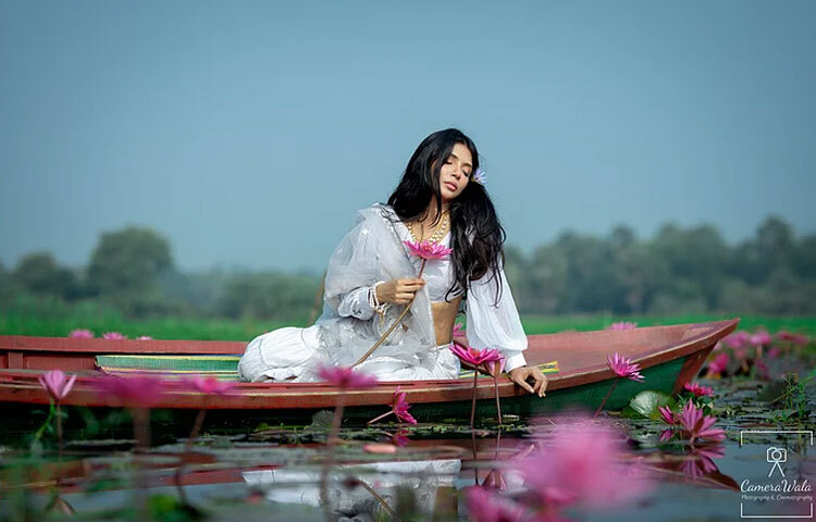 নৌকায় চড়ে শাপলা বিলে ভেসে বেড়ানো নওশাবার দৃষ্টি মুগ্ধ করেছে ভক্তদের। খোলা চুলে একরাশ স্বাধীনতার ছোঁয়া, মুখভরা স্বতঃস্ফূর্ততা।