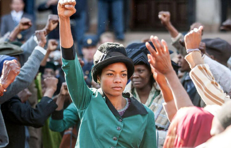 ব্যক্তিগত জীবনে তিনি শান্ত, সমাজ সচেতন এবং দাতব্য কার্যক্রমে সক্রিয়। নাওমি তরুণ অভিনেতা ও অভিনেত্রীদের অনুপ্রাণিত করতে তার অভিজ্ঞতা ও পরামর্শ দিয়ে থাকেন।