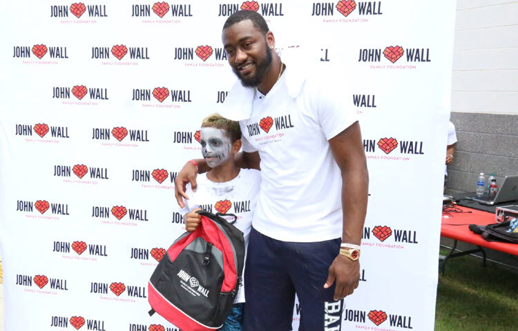 জন ওয়াল বাস্কেটবল ছাড়াও কমিউনিটি কাজ এবং দাতব্য কার্যক্রমে সক্রিয়। তিনি তরুণ খেলোয়াড়দের অনুপ্রাণিত করতে এবং খেলাধুলার মাধ্যমে সমাজে ইতিবাচক প্রভাব ফেলার চেষ্টা করেন।