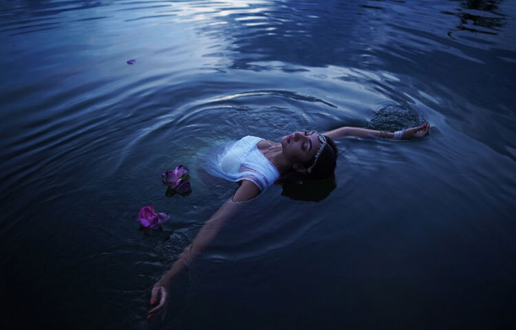 সুনেরাহ বিনতে কামাল সব সময় নিজের কাজ ও উপস্থিতির মাধ্যমে আলোচনায় থাকতে জানেন। অভিনয়ে তিনি যতটা নিবেদিত, একইভাবে নিজের স্টাইল ও প্রকাশভঙ্গিতেও রেখে যান বিশেষ ছাপ। আর তাই সামাজিক যোগাযোগমাধ্যমে তার প্রতিটি নতুন পোস্ট ভক্তদের কাছে হয়ে ওঠে আলাদা আগ্রহের বিষয়।