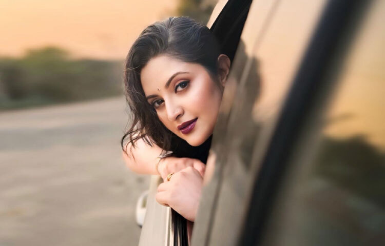 সঙ্গত কারণে, পরীমনি শুধু একটি নায়িকা নয়-তিনি একটি ব্র্যান্ড, যা বয়সকে টেক্কা দিয়ে সৌন্দর্যের সংজ্ঞা নতুনভাবে রচনা করেছেন। তার উপস্থিতি মনে করিয়ে দেয়, সত্যিকারের সৌন্দর্য কখনো সময়ের খণ্ডনো যায় না।