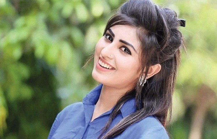 শখের স্টাইল সচেতনতা তাকে সমসাময়িকদের থেকে আলাদা করেছে। পোশাক নির্বাচনে তার বৈচিত্র্য, মেকআপে সরলতা আর আত্মবিশ্বাসী ভঙ্গি তাকে করে তোলে এক স্টাইল আইকন। ক্যামেরার সামনে তার প্রতিটি উপস্থিতি যেন ফ্যাশনের এক নতুন সংজ্ঞা। তিনি সবসময় প্রমাণ করেছেন, স্টাইল মানেই আড়ম্বর নয়, বরং ব্যক্তিত্বের প্রকাশ।