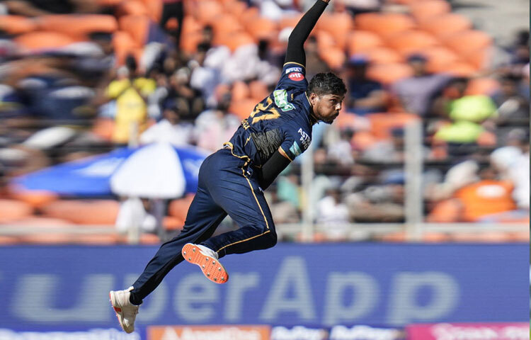 টেস্ট ক্রিকেটে তিনি ভারতীয় দলের আক্রমণে গুরুত্বপূর্ণ ভরসা হয়ে উঠেন, বিশেষ করে ভারতের মাটিতে রিভার্স সুইং করানোর দক্ষতায়। একসময় তাকে বলা হতো ভারতের ‘পাওয়ারপ্লে স্পেশালিস্ট’, কারণ নতুন বল হাতে প্রতিপক্ষকে চাপে ফেলতে তার জুড়ি মেলা ভার ছিল।