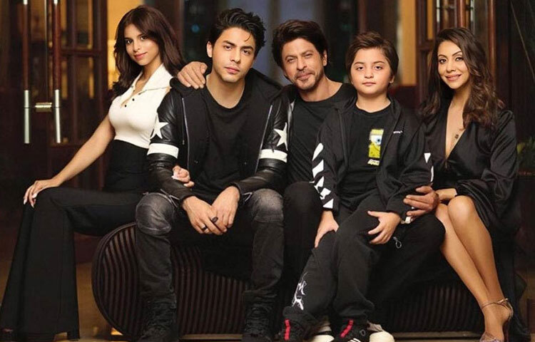 সব প্রতিকূলতা অতিক্রম করে অবশেষে ১৯৯১ সালে গৌরীকে জীবনসঙ্গী করেন শাহরুখ। আজ তারা তিন সন্তান আরিয়ান খান, সুহানা খান ও আব্রাম খানের জনক-জননী। সন্তানদের সঙ্গেই তাদের সংসার পূর্ণতা পেয়েছে।