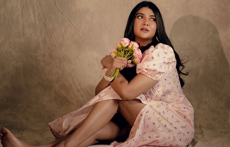 পর্ণো মিত্র শুধুই একজন অভিনেত্রী বা মডেল নয়; তিনি একটি শিল্পী, যিনি প্রতিটি পদক্ষেপে দর্শককে নিজের সাথে যুক্ত করতে জানেন। তার অভিনয়, মডেলিং এবং ব্যক্তিত্বের মেলবন্ধন তাকে শক্তিশালী, সমৃদ্ধ এবং অনুপ্রেরণাদায়ক ব্যক্তিত্বে পরিণত করেছে।