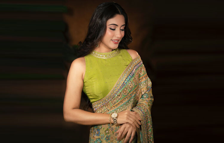 মেকআপেও রয়েছে প্রশংসার ছোঁয়া। সিগনেচার লুক বাই সামিয়ার হাতে গড়া গ্ল্যাম মেকওভারে সাফার মুখে ফুটে উঠেছে প্রাকৃতিক দীপ্তি।