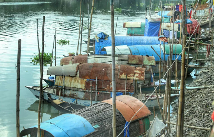 শহরের ব্যয়বহুল জীবনের সঙ্গে খাপ খাওয়াতে না পেরে তারা বেছে নিয়েছেন এই ভাসমান আশ্রয়। কারণ নদীর পাড়ে থাকা মানে, অন্তত মাথার উপর একটা ছাদ তো আছে যদিও সেটা কাঠের, টিনের আর প্লাস্টিকের মিশ্রণে তৈরি ভাসমান ঘর।