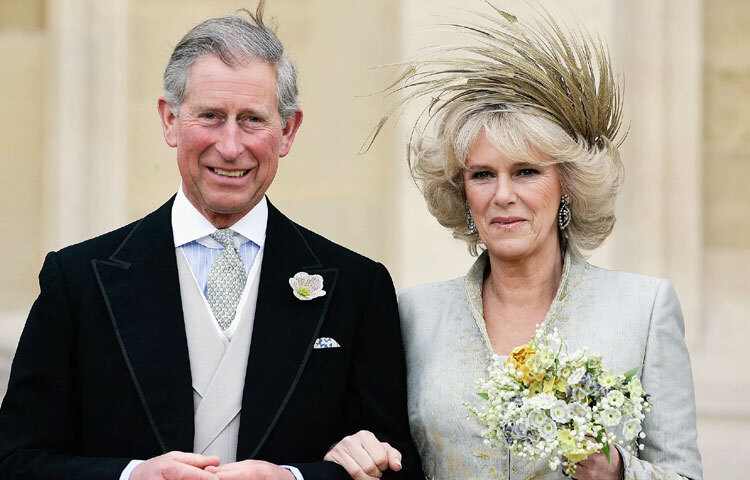 পরে ক্যামিলা পার্কার বোলসের সঙ্গে তার সম্পর্ক ও বিবাহ ব্রিটিশ সমাজে নতুন এক অধ্যায়ের সূচনা করে। সময়ের সঙ্গে সঙ্গে মানুষ বুঝতে পারে-এই রাজপুরুষ আসলে নিখুঁত হতে চাননি, হতে চেয়েছেন সত্যিকারের মানুষ।