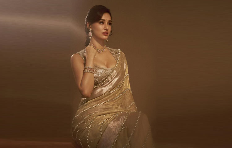 সোনালি আলোয় মোড়ানো এই লুকের প্রতিটি খুঁটিনাটি যেন শুধু সাজ নয়, এক ধরনের আত্মবিশ্বাসী উপস্থিতির গল্প-যেখানে দিশা পাটানি আবারও প্রমাণ করলেন, তাকে যে কোন স্টাইলেই মোহনীয় দেখায়, তা আর বলার অপেক্ষা রাখে না।