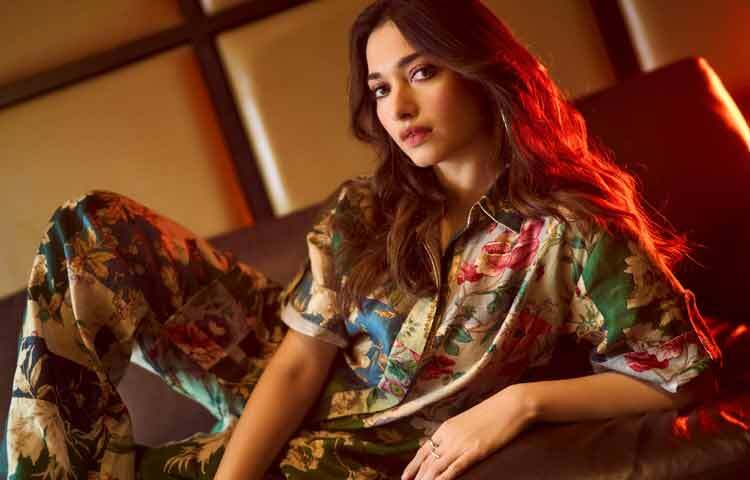 তামান্না ভাটিয়ার সৌন্দর্য নিয়ে আলাদা করে কিছু বলার প্রয়োজন নেই। কিন্তু তার স্টাইলের সবচেয়ে বড় বৈশিষ্ট্য হলো শালীনতা। রেড কার্পেট হোক বা ক্যাজুয়াল উপস্থিতি তার পোশাক নির্বাচনে থাকে ব্যক্তিত্বের ছাপ। ফ্যাশন তার কাছে কেবল বাহ্যিক নয়, নিজেকে প্রকাশের এক নীরব ভাষা।