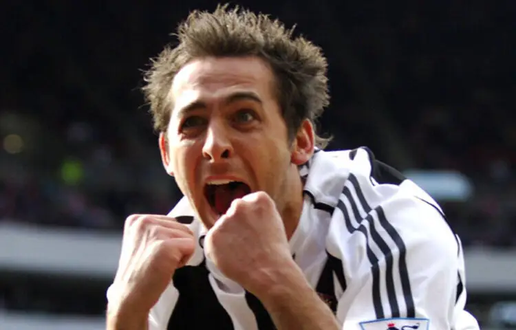 মাইকেল চোপড়ার জীবন শুধু গোল আর ম্যাচেই সীমাবদ্ধ ছিল না। পেশাদার ক্যারিয়ারের এক পর্যায়ে তিনি মানসিক স্বাস্থ্যের কঠিন সমস্যার মুখোমুখি হন। বিষণ্ণতা ও বাইপোলার ডিসঅর্ডারের মতো জটিল বাস্তবতা তাকে গভীরভাবে নাড়িয়ে দেয়। অনেক ফুটবলার যেখানে এই বিষয়গুলো আড়াল করে রাখেন, চোপড়া সেখানে ব্যতিক্রম।