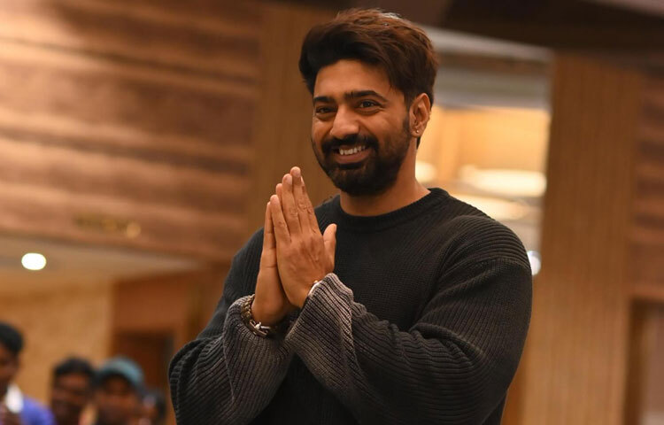 বিশেষ এই দিনে দেবের জীবনযাত্রা, সংগ্রাম এবং সফলতার গল্প আমাদের মনে নতুন উদ্যম জাগায়: স্বপ্ন পূরণের পথে কঠোর পরিশ্রম, অনুগামীদের ভালোবাসা এবং নিজের প্রতিভা দিয়ে তিনি আজ যে উচ্চতায় পৌঁছেছেন, তা সহজ নয়।