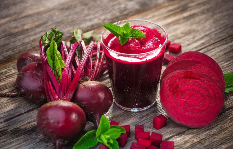 বিটরুটে থাকা নাইট্রেট রক্তনালিকে প্রসারিত করে, ফলে রক্তচাপ স্বাভাবিক রাখতে সহায়ক। শীতকালে উচ্চ রক্তচাপের ঝুঁকি যাদের বেশি, তাদের জন্য বিটরুট উপকারী। শীতের অলসতা কাটাতে বিটরুট দারুণ কাজ করে। এটি শরীরের অক্সিজেন সরবরাহ বাড়িয়ে কর্মক্ষমতা উন্নত করে।