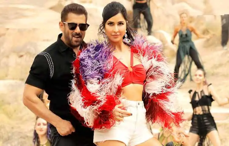 সালমান খান মানেই বিতর্ক এ কথা অস্বীকার করার উপায় নেই। ব্যক্তিগত জীবন থেকে আইনি জটিলতা, একাধিক ঘটনায় তিনি শিরোনামে এসেছেন। কিন্তু আশ্চর্যের বিষয় হলো, এসবের মাঝেও তার জনপ্রিয়তায় বড় কোনো ধস নামেনি।