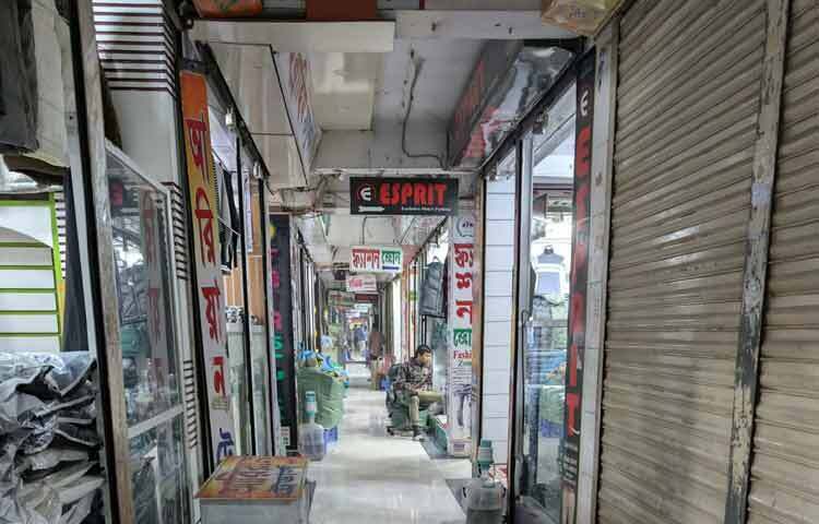 কেরানীগঞ্জ কাপড় মার্কেটে সোয়েটার, জ্যাকেট, হুডি, শাল, কার্ডিগান সব ধরনের শীতের পোশাকই রয়েছে। অনেক দোকানি আগেভাগেই বড় অঙ্কের বিনিয়োগ করে মাল তুলেছেন। কেউ কেউ ঢাকার বাইরের জেলা থেকেও পণ্য এনেছেন। কিন্তু প্রত্যাশিত বিক্রি না হওয়ায় এখন তারা চিন্তায় পড়েছেন।