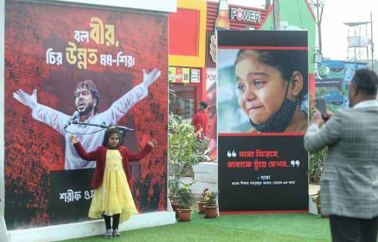 বাচ্চাদের খুশির হাসি, পণ্যের স্টলে মানুষের ধীরে ধীরে ঘূর্ণন, ছোটোখাটো কেনাকাটার মুহূর্ত সব মিলিয়ে এটি কেবল বাণিজ্যের নয়, সামাজিক মেলবন্ধনেরও প্রতীক হয়ে উঠেছে।