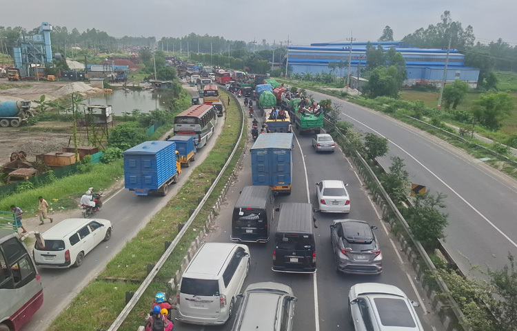 যানজটের এই চিত্র নতুন নয়। কিন্তু ঈদের মতো স্পর্শকাতর সময়ে সাধারণ মানুষের ভ্রমণ যদি দুর্ভোগে রূপ নেয়, তবে প্রশ্ন উঠবেই—প্রস্তুতি ছিল কতোটা পর্যাপ্ত?