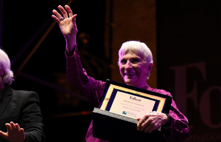 তিনি শুধু সঙ্গীতের মাধ্যমে নয়, সমাজসেবামূলক কাজের মাধ্যমেও পরিচিত। মানসিক স্বাস্থ্য ও আত্মহত্যা প্রতিরোধে সচেতনতা বৃদ্ধির জন্য তিনি বক্তৃতা দেন এবং তার অভিজ্ঞতা শেয়ার করেন।