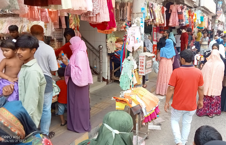 খুলনা মহানগরীর বড় বাজার এলাকার ডাকবাংলো মোড়ের খাজা খানজাহান আলী হকার্স মার্কেট, মশিউর রহমান বিতান, রব সুপার মার্কেট, সোহরাওয়ার্দী বিপণীবিতান, নিক্সন মার্কেট, জলিল টাওয়ার মার্কেট এলাকায় গিয়ে দেখা যায়, সবগুলো মার্কেটে ক্রেতার উপচেপড়া ভিড়। ছবি: আলমগীর হান্নান