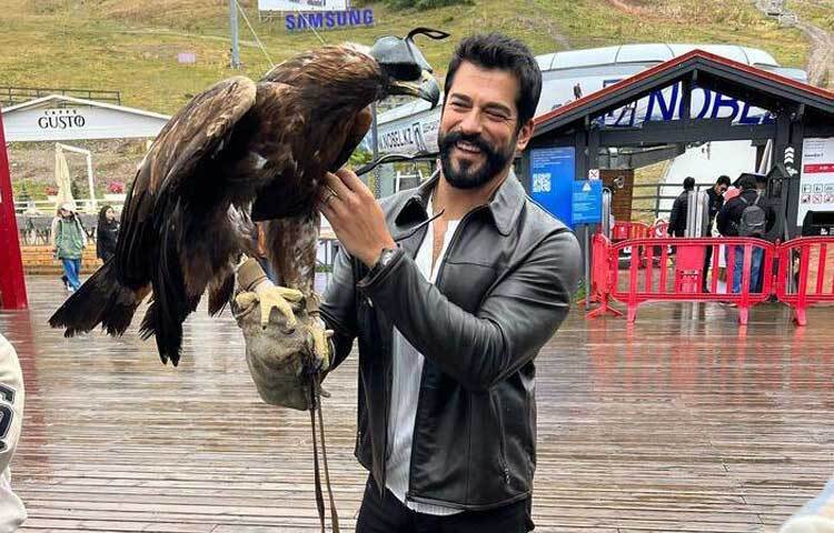 ১৯৮৪ সালের ২৪ ডিসেম্বর ইস্তাম্বুলে জনপ্রিয় এই অভিনেতার জন্ম। মারমারা বিশ্ববিদ্যালয় থেকে তিনি ফটোগ্রাফির ওপর পড়াশোনা করেছেন। ছবি: ইনস্টাগ্রাম থেকে