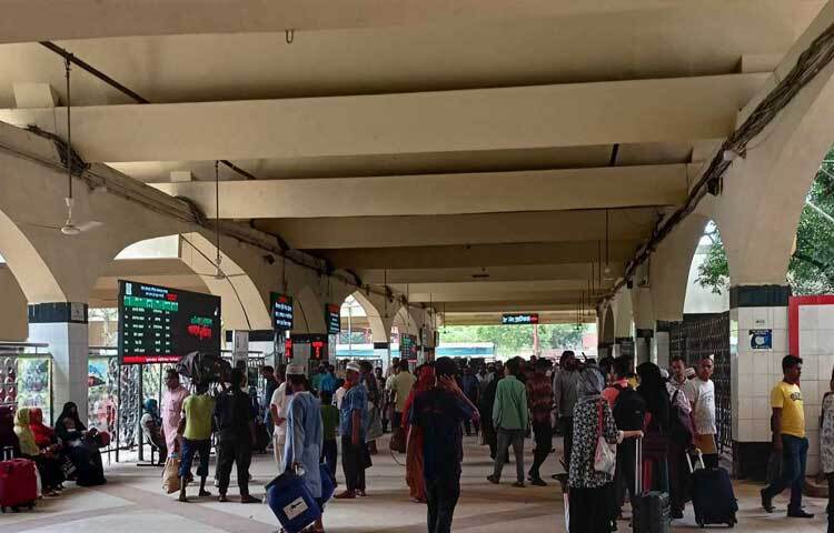 মূলত যাদের ঢাকায় তেমন কোনো কাজ নেই ভোগান্তি এড়াতে তারাই আগে বাড়ি যাচ্ছেন। ছবি: নাহিদ সাব্বির