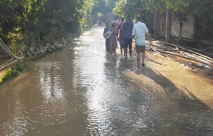 কমতে শুরু করেছে হাওড়া নদীর পানি। ফলে উন্নতি হচ্ছে ব্রাহ্মণবাড়িয়ার আখাউড়ায় বন্যা পরিস্থিতি। গত ২৪ ঘণ্টায় হাওড়া নদীর পানি আরও ৮ সেন্টিমিটার কমেছে। ছবি: আবুল হাসনাত মো৷ রাফি