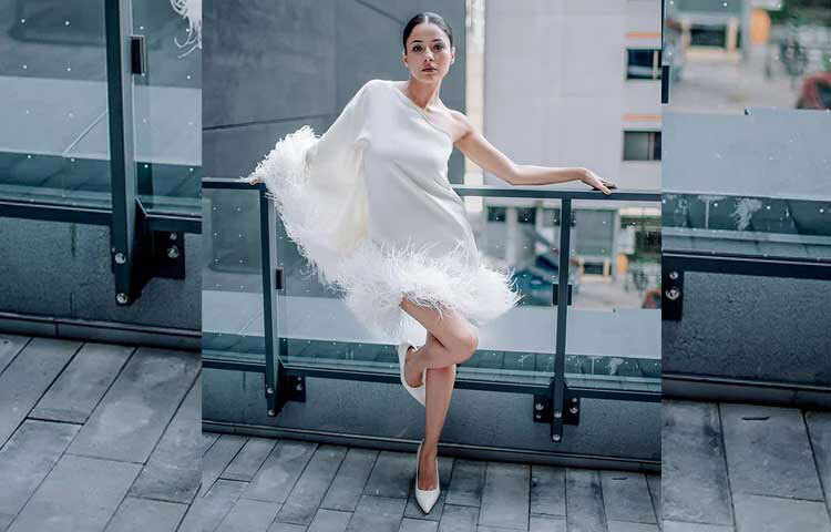 ওয়ান শোল্ডার ফেদার দেওয়া আকর্ষণীয় আউটফিটের সঙ্গে ম্যাচিং জুতা পরেছেন লাস্যময়ী অভিনেত্রী শেহনাজ গিল। ছবি: ইনস্টাগ্রাম