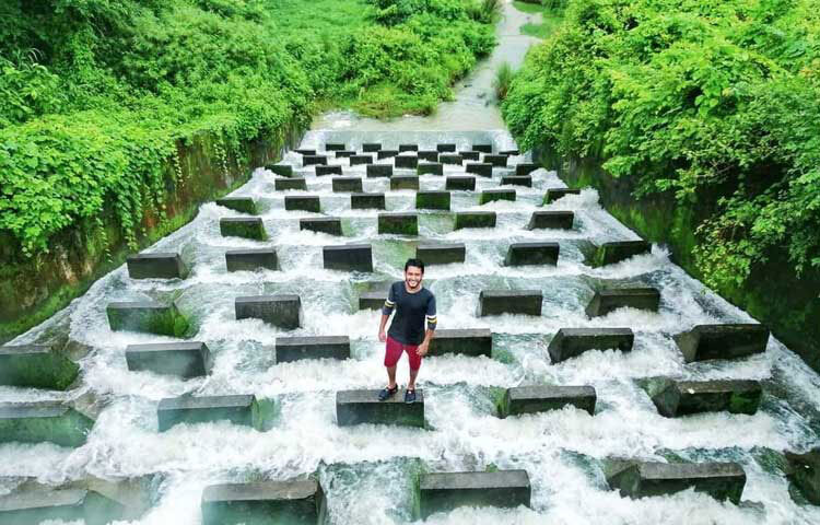 ঝরনার পানি গড়িয়ে পাহাড়ের কোলে তৈরি করেছে হ্রদ। ছবি: এম মাঈন উদ্দিন