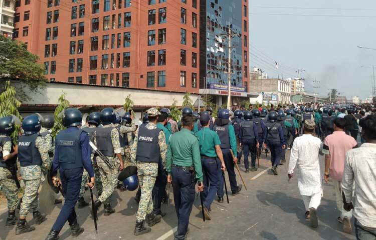 এসময় কলেজটির ভবনে ব্যাপক ভাঙচুর চালিয়েছেন তারা। পরে দুই পক্ষ দফায় দফায় সংঘর্ষে জড়িয়ে পড়ে। পরিস্থিতি নিয়ন্ত্রণে আনতে টিয়ারশেল নিক্ষেপ করেছেন আইনশৃঙ্খলারক্ষাকারী বাহিনীর সদস্যরা।